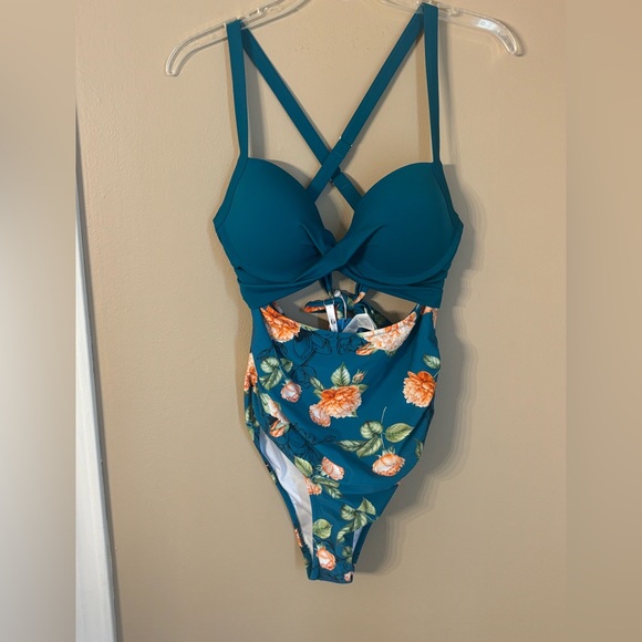 Other - NWT Cupshe women’s one piece swim halter with underwire Large